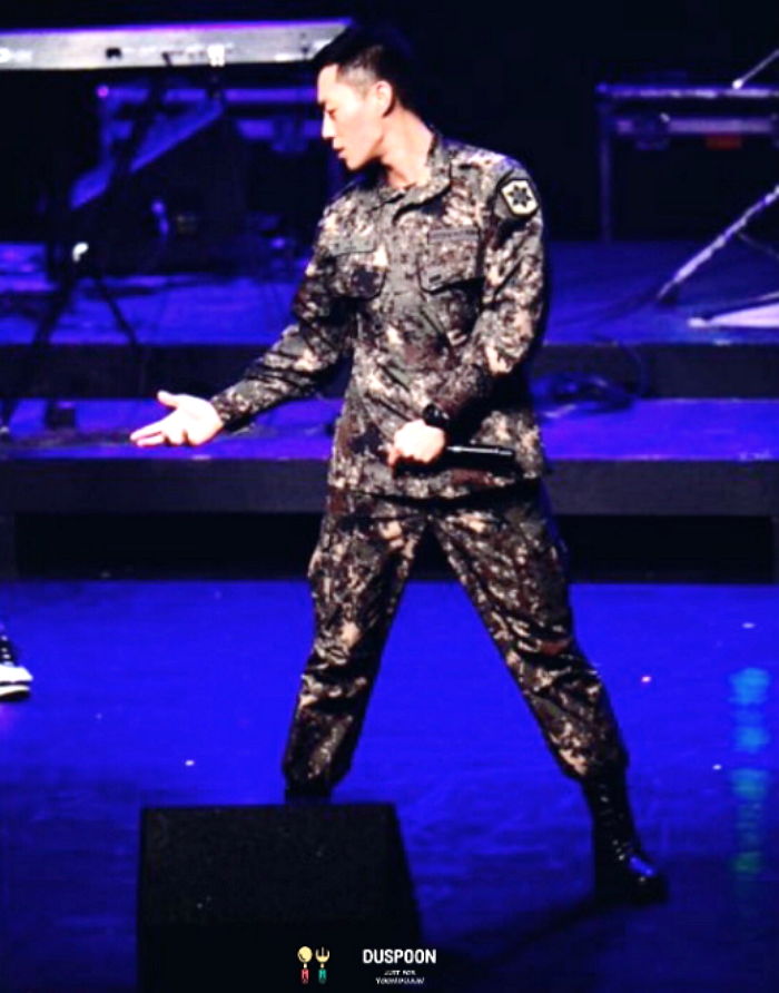 군부대 행사서 라이벌 ‘엠블랙’ 춤추며 ‘아이돌 짬바’ 뽐낸 일병 윤두준