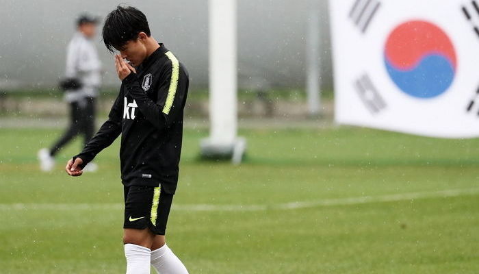 돌파 시도했다가 막히자 이승우 거칠게 잡아 내팽개쳐버린 축구 선수