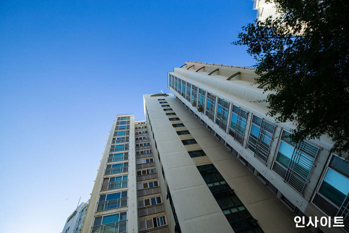 크리스마스에 15층 아파트에서 떨어져 숨진 육군 장교