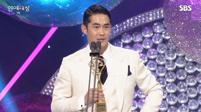 어린 시절 아픔에도 ‘부모님’부터 찾은 배정남의 가슴 찡한 수상 소감