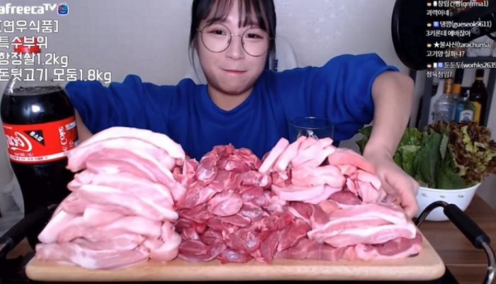 “무게만 3kg”···고기 1만 칼로리를 혼자 먹어치우는 ‘요정 몸매’ 유튜버