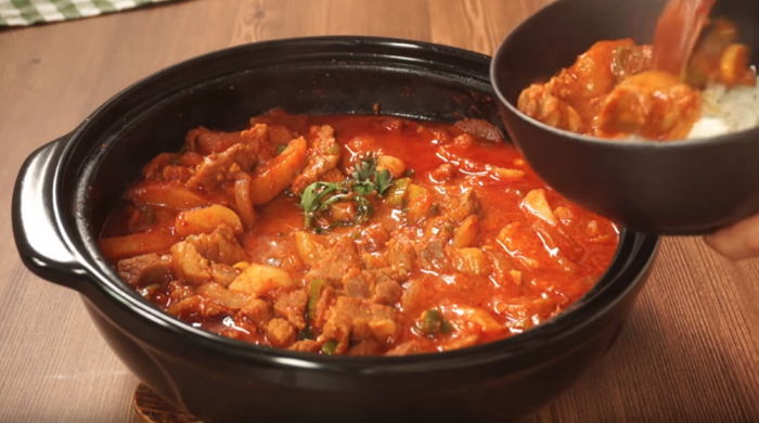 집에서 ‘10분’ 만에 뚝딱 만들어 먹을 수 있는 매콤칼칼 백종원표 ‘감자 짜글이’