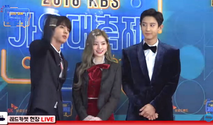 레드카펫에 ‘꽃가루’ 뿌리며 자아도취한 진에 ‘현웃’ 터진 다현