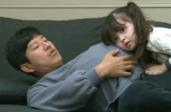 “동생 생겼다”는 아빠 거짓말에 깜빡 속아 배에 귀 대보는 ‘천사’ 나은이