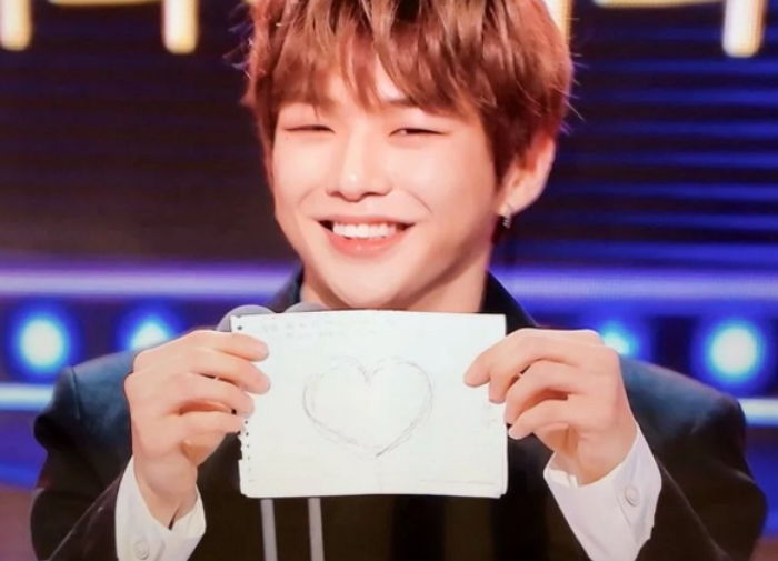 꼬깃꼬깃 접어온 소감문 뒷장 ‘하트’ 보여주며 팬들 ‘심쿵’하게 한 강다니엘