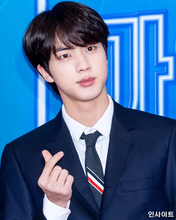 방탄소년단 BTS 진이 28일 오후 서울 여의도 KBS홀에서 열린 '2018 KBS 가요대축제' 시상식에 참석해 레드카펫을 밟고 있다. / 사진=고대현 기자 daehyun@