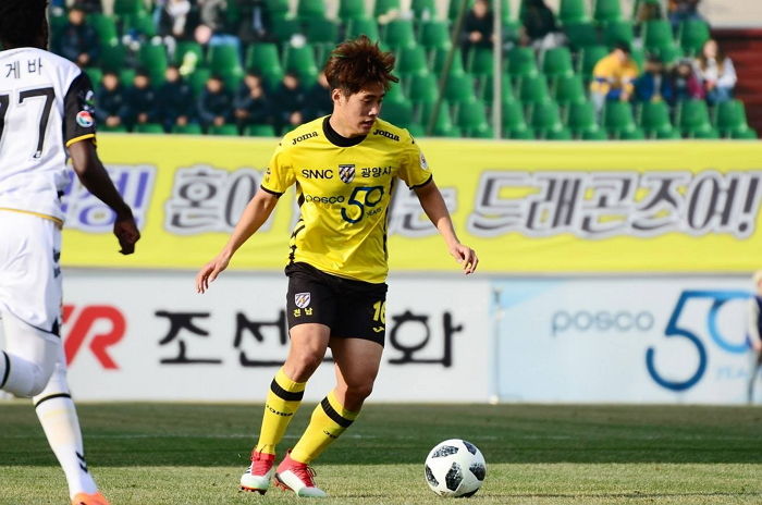 친정팀 강등됐는데 의리 지키려 ‘이적’대신 ‘재계약’선택한 국가대표급 축구선수