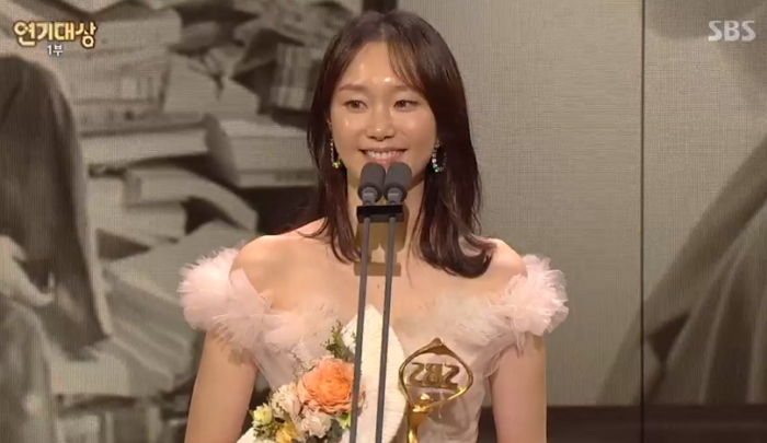 ‘상대역’ 이유영이 신인상 받자 자기 일처럼 기뻐하며 오열한 ‘겸둥이’ 윤시윤