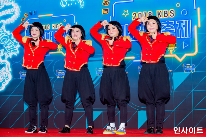 셀럽파이브가 28일 오후 서울 여의도 KBS홀에서 열린 '2018 KBS 가요대축제' 시상식에 참석해 레드카펫을 밟고 있다. / 사진=고대현 기자 daehyun@