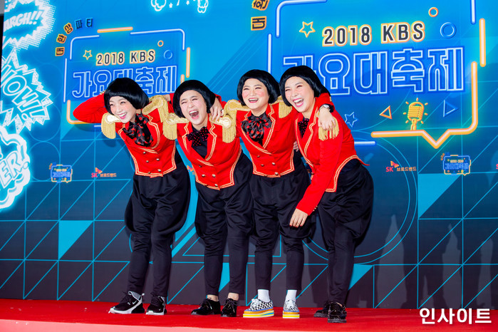 셀럽파이브가 28일 오후 서울 여의도 KBS홀에서 열린 '2018 KBS 가요대축제' 시상식에 참석해 레드카펫을 밟고 있다. / 사진=고대현 기자 daehyun@