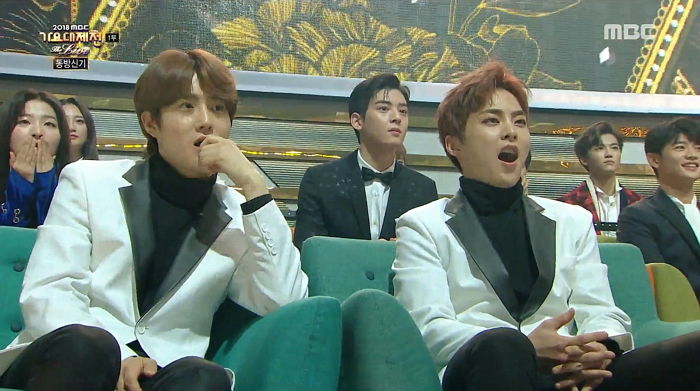 선배 동방신기의 완벽한 무대 입 벌리고 감상한 ‘성덕’ 시우민