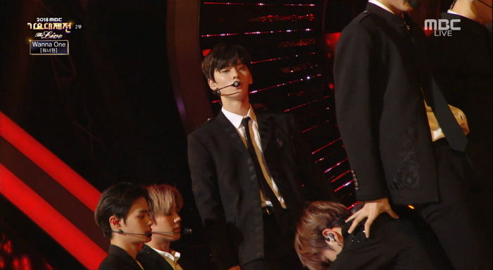 어제자(31일) 공식 ‘해체’한 ‘워너원’이 팬들에게 바친 마지막 무대
