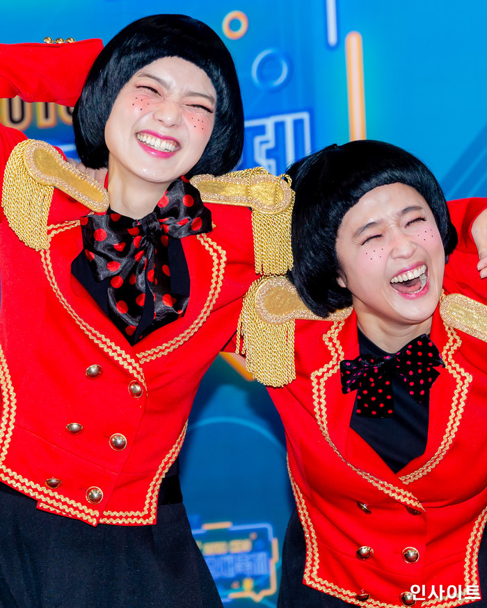 셀럽파이브 안영미 송은이가 28일 오후 서울 여의도 KBS홀에서 열린 '2018 KBS 가요대축제' 시상식에 참석해 레드카펫을 밟고 있다. / 사진=고대현 기자 daehyun@