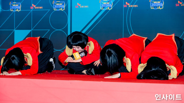 셀럽파이브가 28일 오후 서울 여의도 KBS홀에서 열린 '2018 KBS 가요대축제' 시상식에 참석해 레드카펫을 밟고 있다. / 사진=고대현 기자 daehyun@