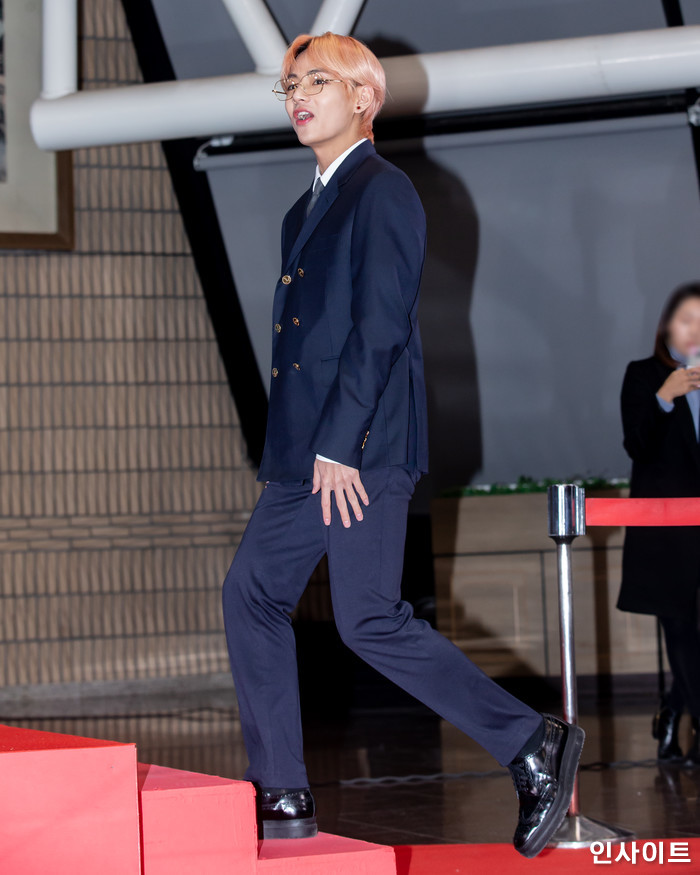방탄소년단 BTS 뷔가 28일 오후 서울 여의도 KBS홀에서 열린 '2018 KBS 가요대축제' 시상식에 참석해 레드카펫을 밟고 있다. / 사진=고대현 기자 daehyun@