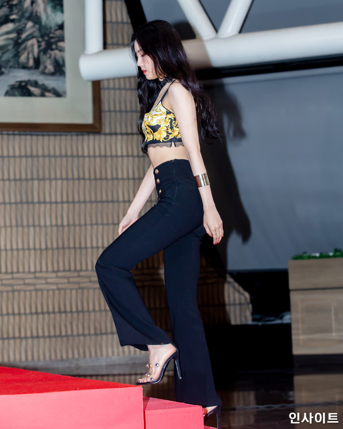에이핑크 손나은이 28일 오후 서울 여의도 KBS홀에서 열린 '2018 KBS 가요대축제' 시상식에 참석해 레드카펫을 밟고 있다. / 사진=고대현 기자 daehyun@