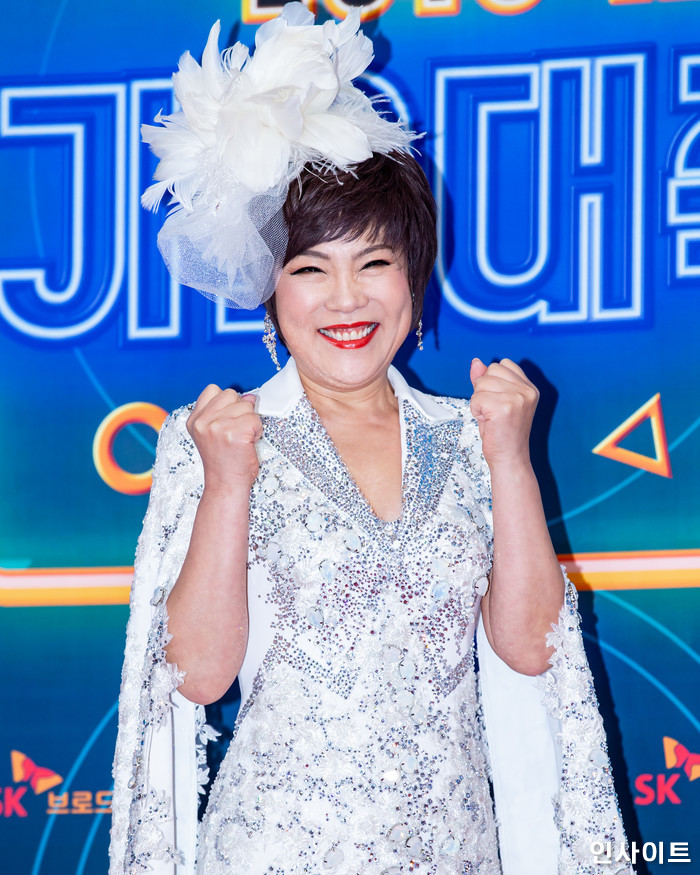 김연자가 28일 오후 서울 여의도 KBS홀에서 열린 '2018 KBS 가요대축제' 시상식에 참석해 레드카펫을 밟고 있다. / 사진=고대현 기자 daehyun@