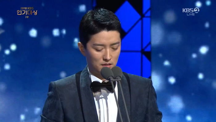 “믿어준 아내에 고마워” 데뷔 18년 만에 ‘연기대상’서 처음 상 받고 ‘오열’한 인교진의 수상소감