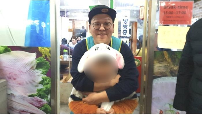 ‘180도’ 바뀐 표정으로 손님 맞고 있는 ‘홍탁집 아들’ 근황