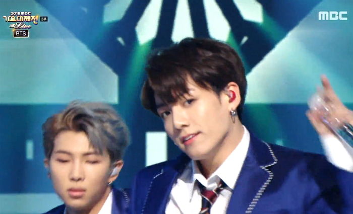 ‘스쿨룩’ 입고 가요대제전 뒤집어 놓은 ‘방탄-IDOL’ 무대 영상