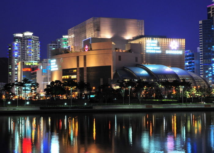 “부산 센텀 신세계에서 데이트 폭력 당하던 저를 구해준 남성 3분을 찾습니다”