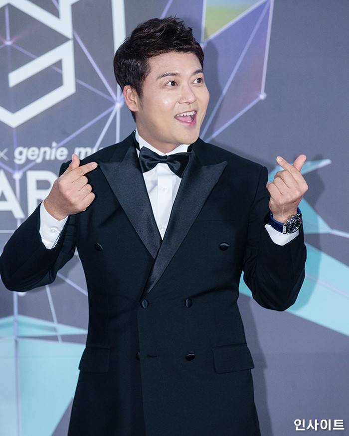 MC 전현무가 6일 오후 인천 남동체육관에서 열린 ‘2018 MGA (MBC 플러스 X 지니뮤직 어워드)’ 레드카펫 행사에 참석해 포즈를 취하고 있다. / 사진=고대현 기자 daehyun@