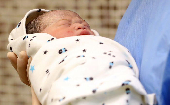 “2019년 기해년 첫둥이”…올해 처음 태어나 축복받은 2.93kg 여자아기