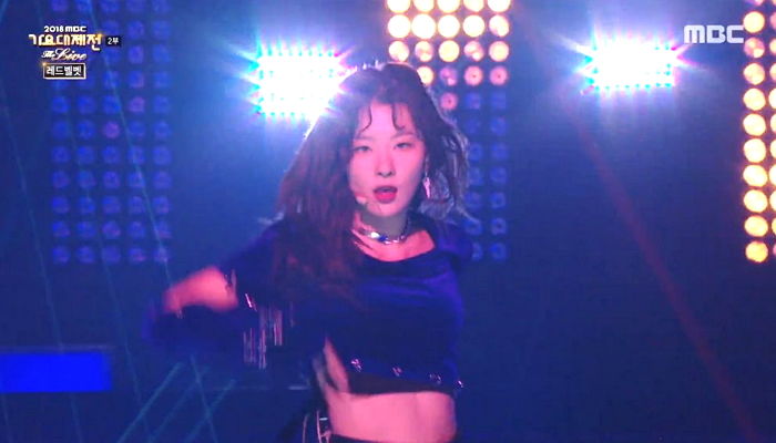 크롭탑 입고 선명한 ‘복근’ 드러낸 어제(31일)자 레드벨벳 슬기 무대