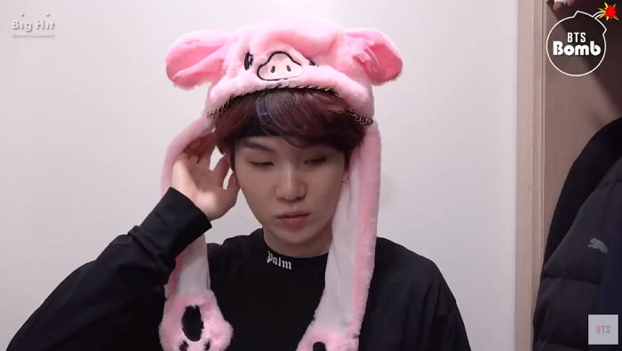 ‘돼지 모자’ 쓰고 애교 부리는 멤버들 사이서 홀로 ‘도도함’ 뽐낸 방탄 슈가