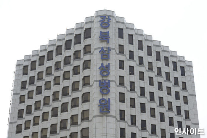 흉기를 든 환자에게 도망쳤던 의사는 간호사가 걱정돼 다시 돌아왔다