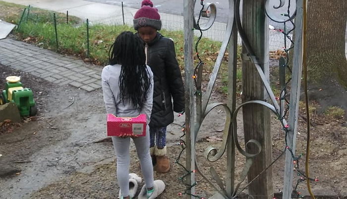 ‘선물’ 받자마자 친구한테 줘버린 딸의 ‘뒷모습’에 엄마는 가슴이 따뜻해졌다