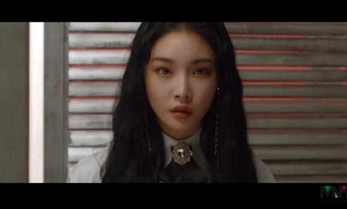 ‘미친 춤선+미모’로 반응 폭발한 청하 신곡 ‘벌써 12시’ MV