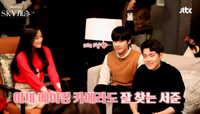 촬영 중간 ‘꽁냥’대며 ‘브로맨스’ 폭발시키는 ‘SKY 캐슬’ 쌍둥이 형제