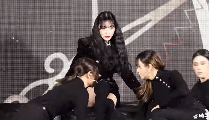 ‘미친 춤선’으로 반응 폭발한 청하 ‘벌써 12시’ 무대 직캠 영상