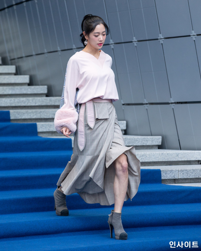 클라라가 19일 오후 서울 중구 동대문디자인플라자(DDP)에서 열린 '2019 S/S 헤라서울패션위크 -  라이(LIE) 컬렉션’에 참석해 포즈를 취하고 있다. / 사진=고대현 기자 daehyun@