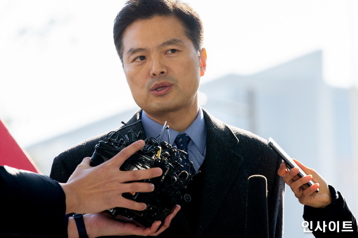 검찰, 청와대 ‘내부기물’ 유출 혐의받는 김태우 수사관 사무실 압수수색