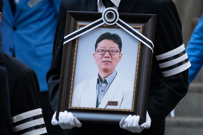 간호사 지키려다 흉기에 찔려 숨진 의사 유가족이 ‘조의금’ 기부하겠다고 한 이유
