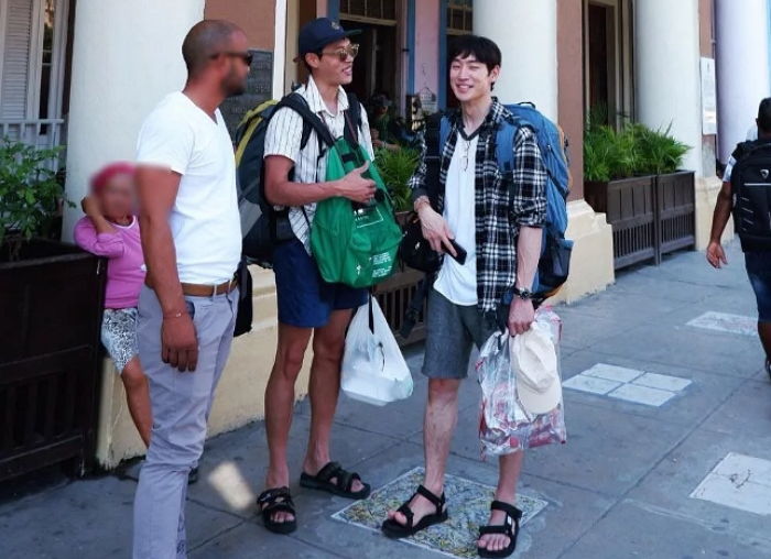 ‘여행 예능’ 촬영 중에(?) 팬들에게 포착된 류준열X이제훈 투샷