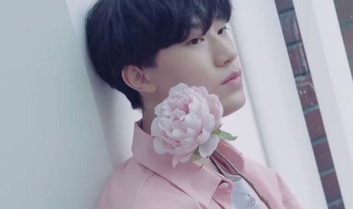 꽃송이 들고 ‘소년미’ 넘치는 청량 비주얼 뽐낸 ‘18살’ 방예담