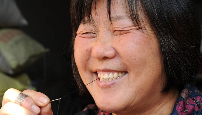 매년 ‘털신’ 수백 켤레 기부한 여성을 본 주민들은 ‘부끄러움’을 느꼈다