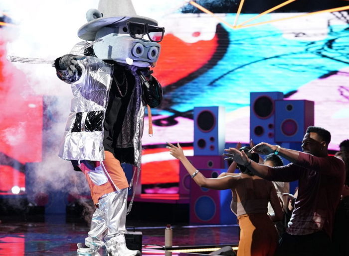 “어떻게 맞히냐” 미국판 ‘복면가왕’ 첫 탈락자 공개되자 ‘멘붕’ 온 현지인들 SNS 상황