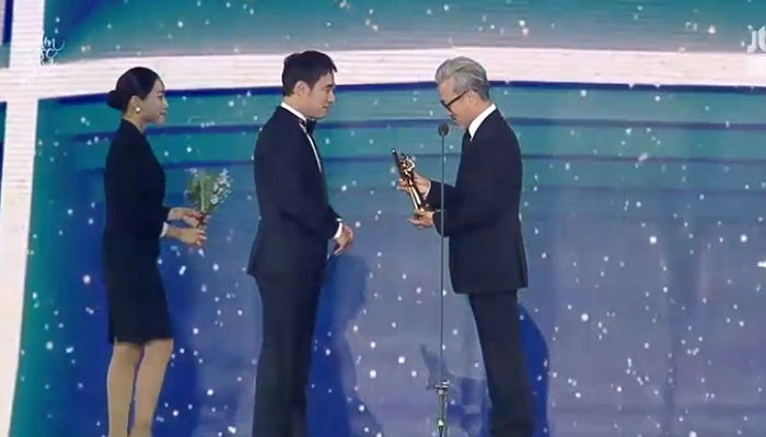 ‘심사위원 특별상’ 받고 故 전태관 추모한 ‘봄여름가을겨울’ 김종진