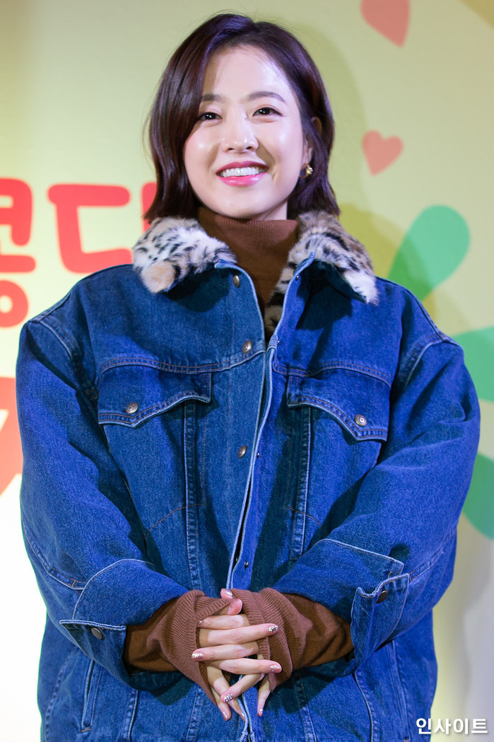 배우 박보영이 14일 오후 서울 서대문구 현대백화점 유플렉스 앞 광장에서 열린 '박보영 허그랜드' 행사에 참석해 포즈를 취하고 있다. / 사진=박찬하 기자 chanha@