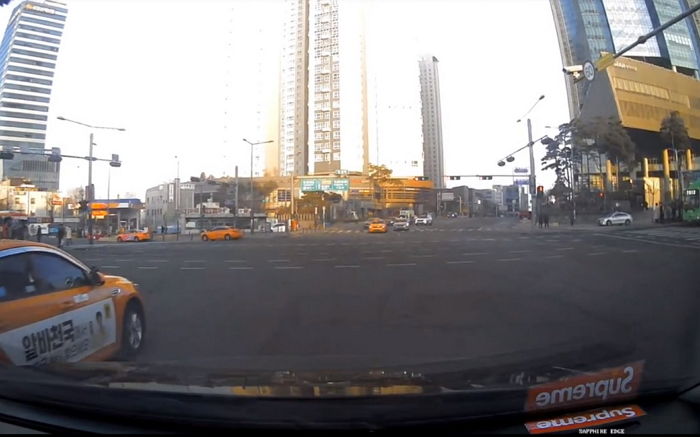 경적 울리고 욕해도 힐끔 쳐다보고 그냥 가는 어제(5일) 자 무단횡단 보행자