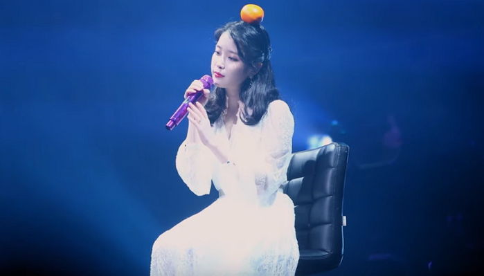 깜찍한 ‘귤 머리띠’ 착용하고 ‘제주도 푸른밤’ 부른 센스甲 아이유