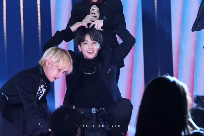 ‘대상’ 받자마자 팬클럽 아미에 ‘큰절’한 방탄 정국