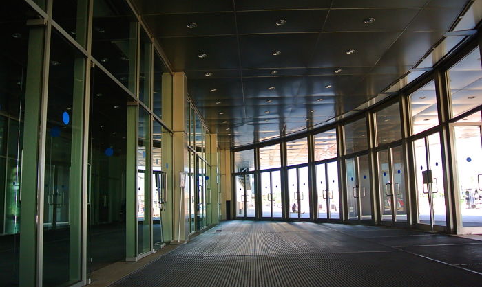 “청년 노동자 또 비극”…자동문 설치 작업 중 몸 끼어 숨진 20대 남성