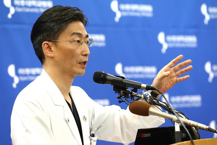 이국종 교수가 중증외상 치료 포기하려던 제자 ‘헬기장’으로 데려가서 한 말