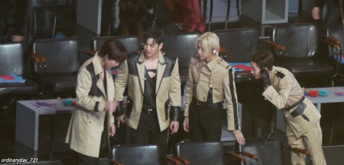 자리 부족해 못 앉고 당황해하는 뉴이스트W 위해 직접 의자 가져다준 ‘배려 甲’ 뷔