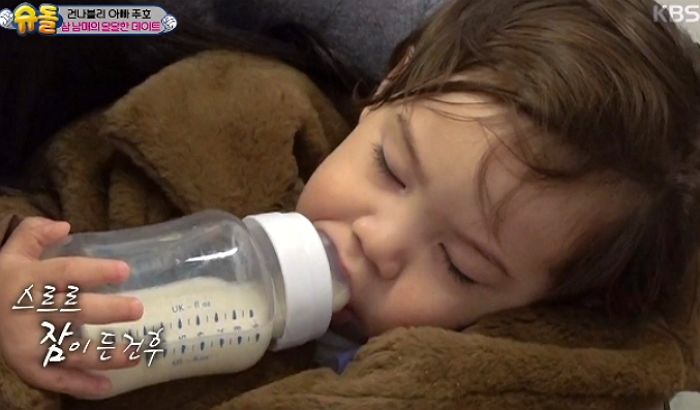 잠든 동생 건후에 ‘뽀뽀세례’ 퍼붓는 ‘동생바보’ 나은이